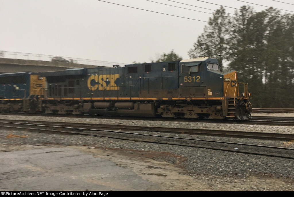 CSX 5312 hustles by